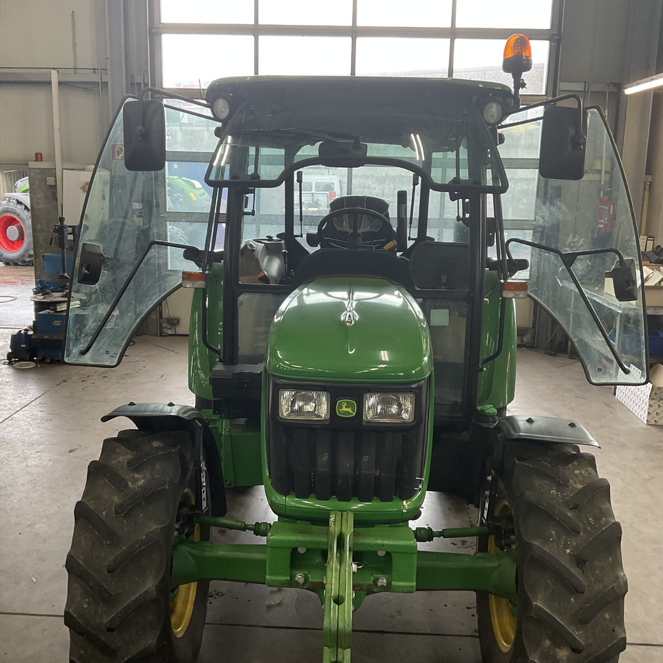 John Deere 5055 E - Máy cày: hình 5 John Deere 5055 E - Máy cày: hình 5