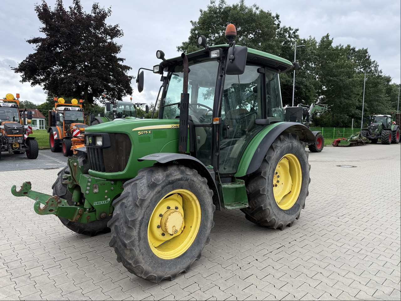 John Deere 5075E - Máy cày: hình 1 John Deere 5075E - Máy cày: hình 1
