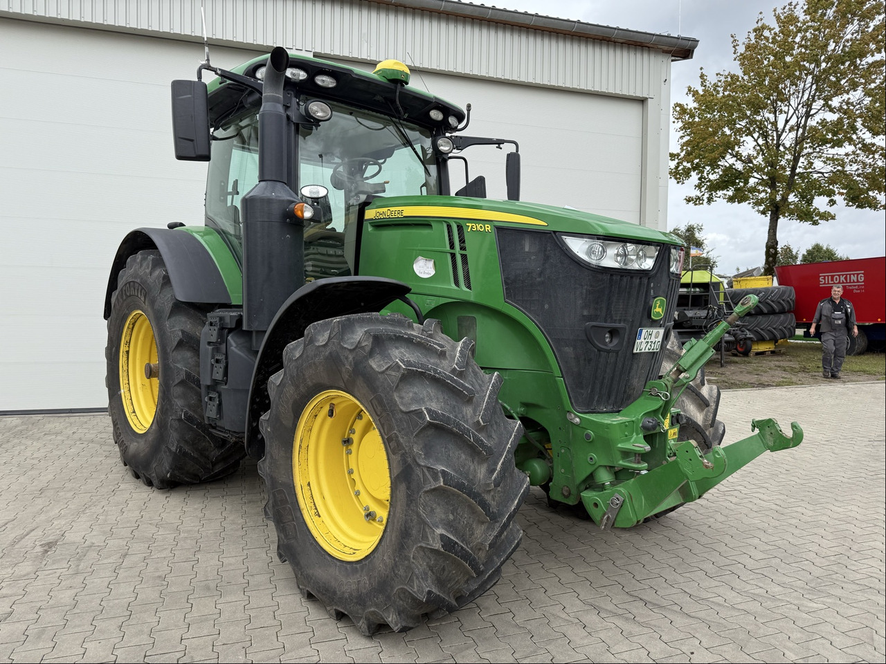 John Deere 7310R E23 - Máy cày: hình 1 John Deere 7310R E23 - Máy cày: hình 1