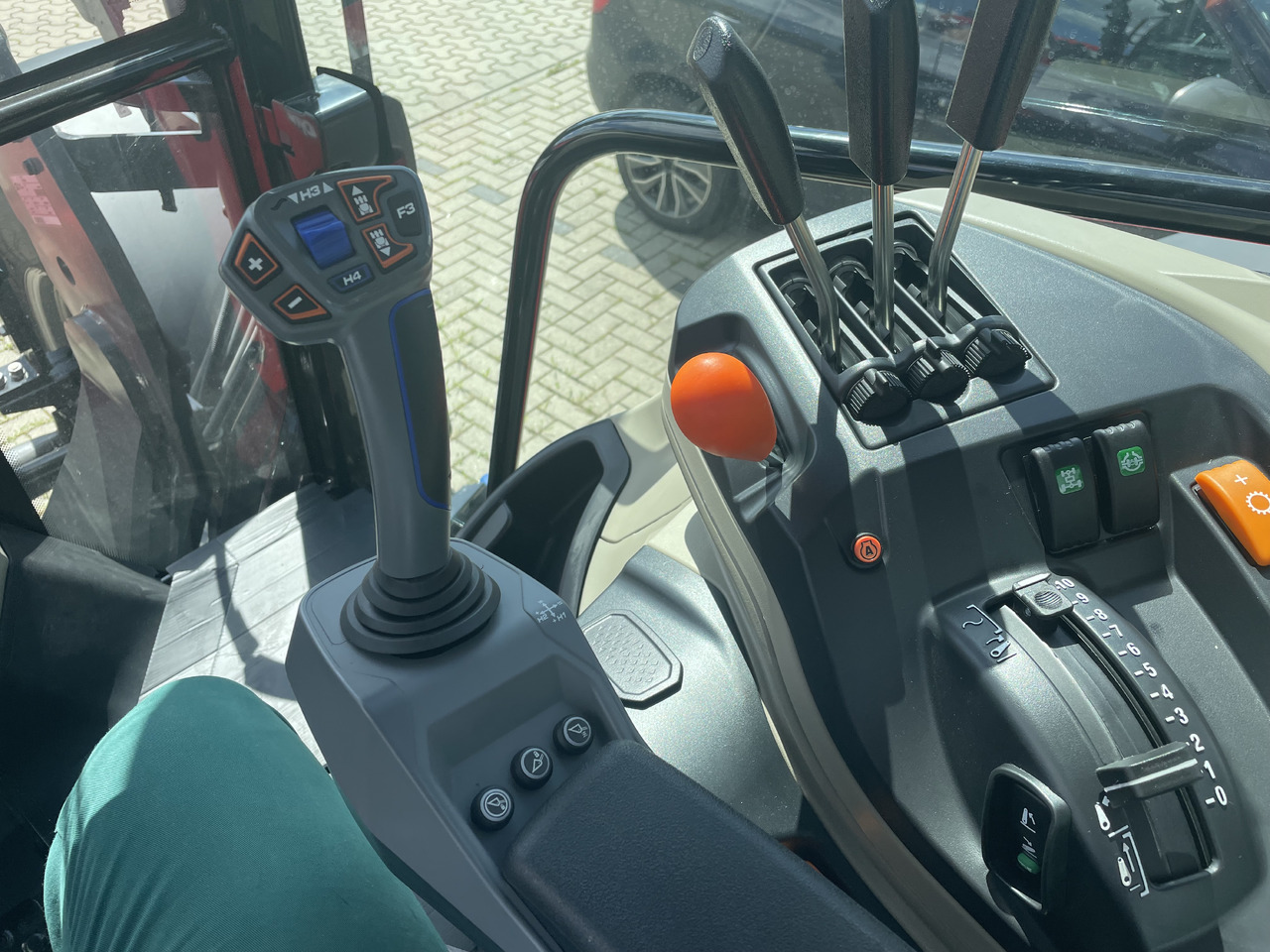 Massey Ferguson 5711M Dyna-4 4WD Cab - Máy cày: hình 4 Massey Ferguson 5711M Dyna-4 4WD Cab - Máy cày: hình 4