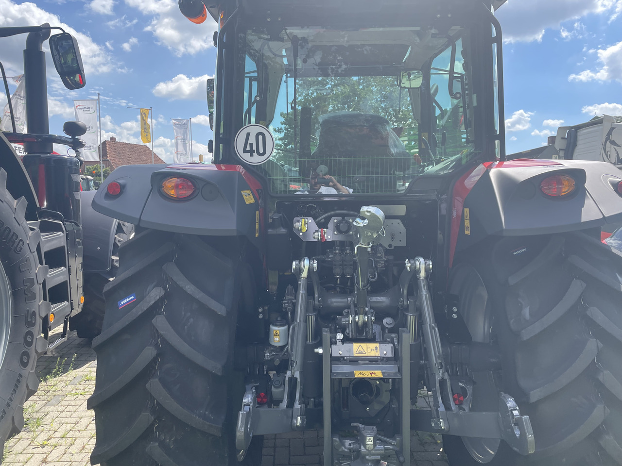 Massey Ferguson 5711M Dyna-4 4WD Cab - Máy cày: hình 2 Massey Ferguson 5711M Dyna-4 4WD Cab - Máy cày: hình 2