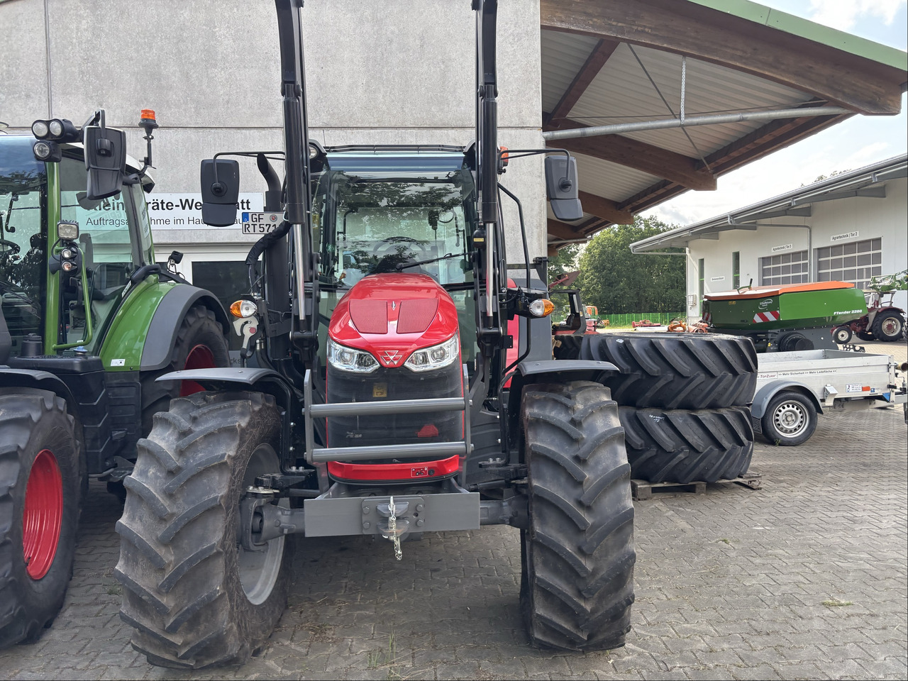 Massey Ferguson 5711M Dyna-4 4WD Cab - Máy cày: hình 5 Massey Ferguson 5711M Dyna-4 4WD Cab - Máy cày: hình 5