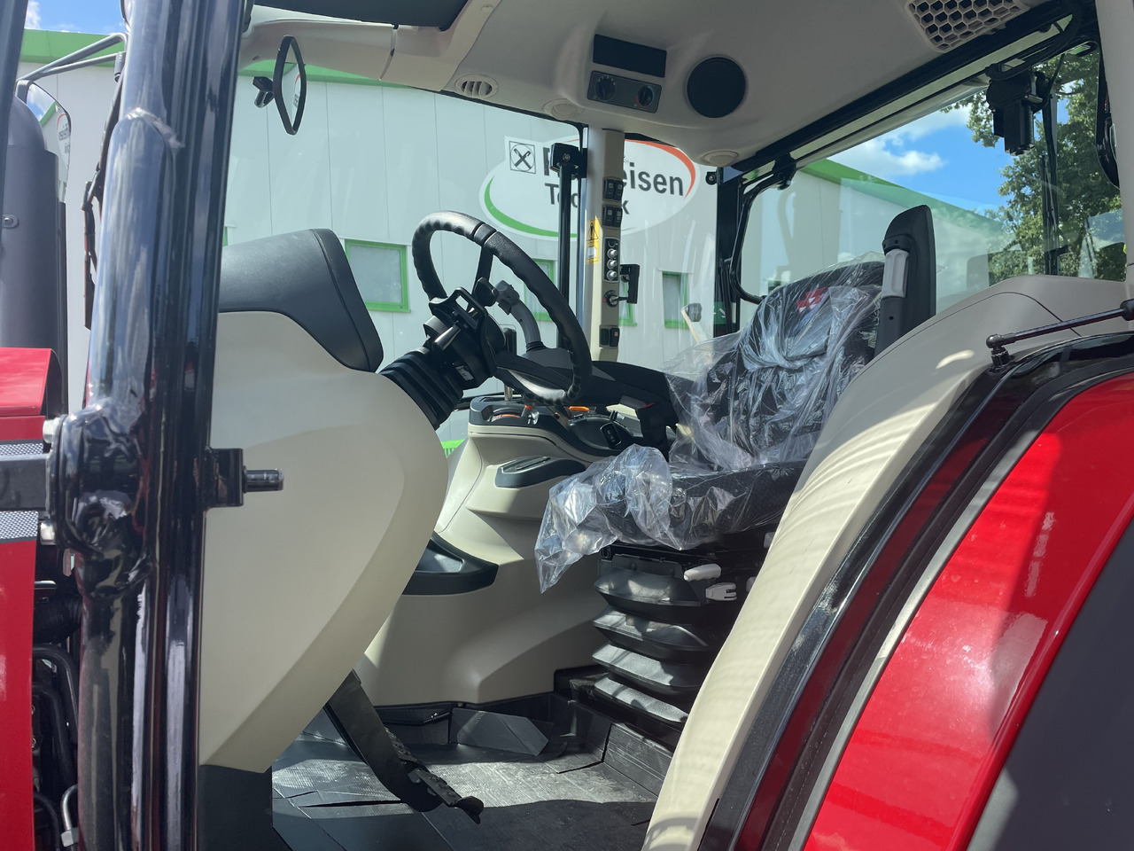 Massey Ferguson 5711M Dyna-4 4WD Cab - Máy cày: hình 3 Massey Ferguson 5711M Dyna-4 4WD Cab - Máy cày: hình 3