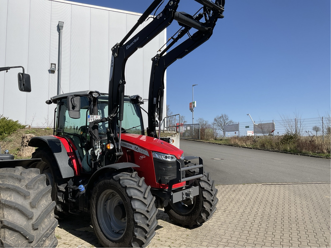 Massey Ferguson 5711M Dyna4 4WD Cab Esse - Máy cày: hình 1 Massey Ferguson 5711M Dyna4 4WD Cab Esse - Máy cày: hình 1