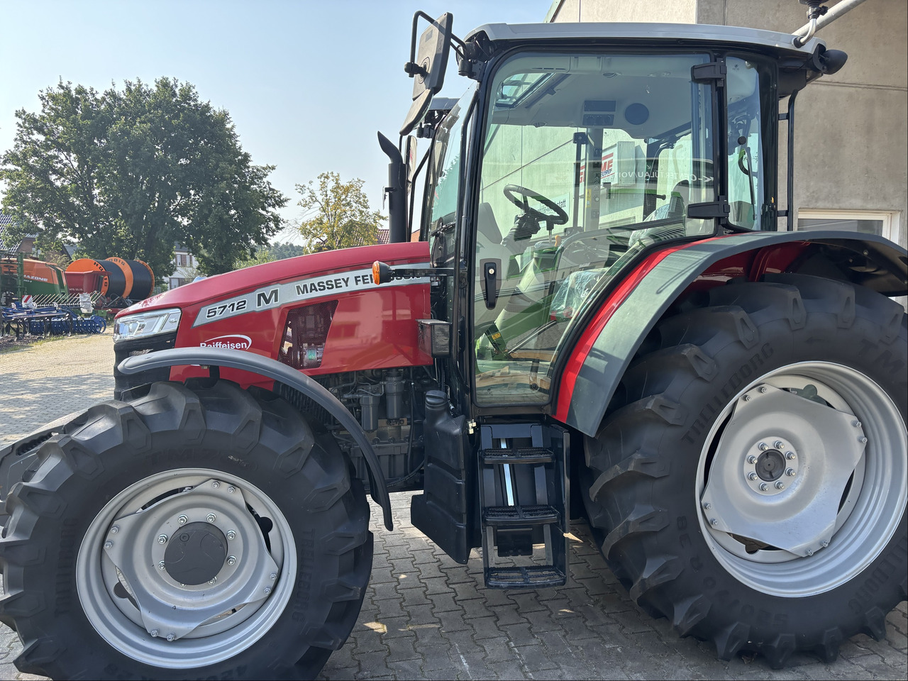 Massey Ferguson 5712M 4WD Cab Essential - Máy cày: hình 1 Massey Ferguson 5712M 4WD Cab Essential - Máy cày: hình 1