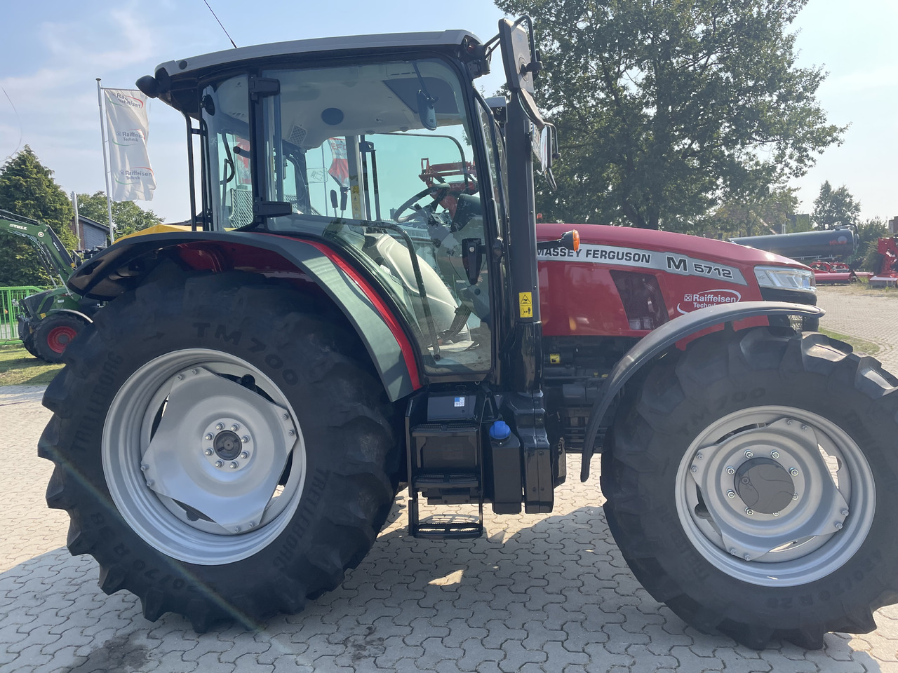 Massey Ferguson 5712M 4WD Cab Essential - Máy cày: hình 1 Massey Ferguson 5712M 4WD Cab Essential - Máy cày: hình 1
