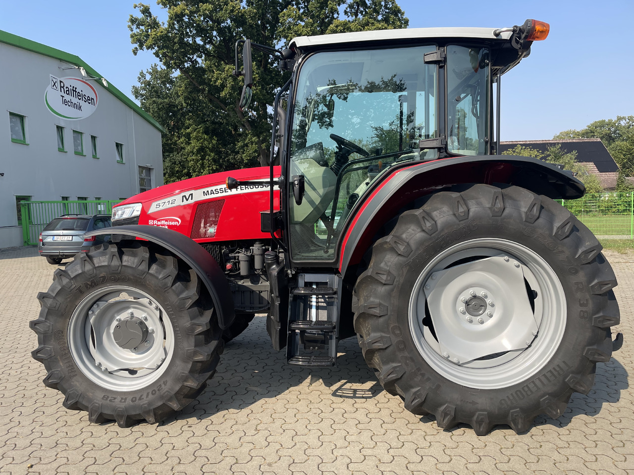 Massey Ferguson 5712M 4WD Cab Essential - Máy cày: hình 2 Massey Ferguson 5712M 4WD Cab Essential - Máy cày: hình 2