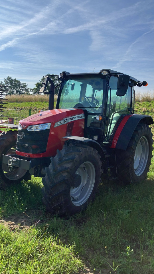 Máy cày mới Massey Ferguson 5713M 4WD Cab Essential: hình 1