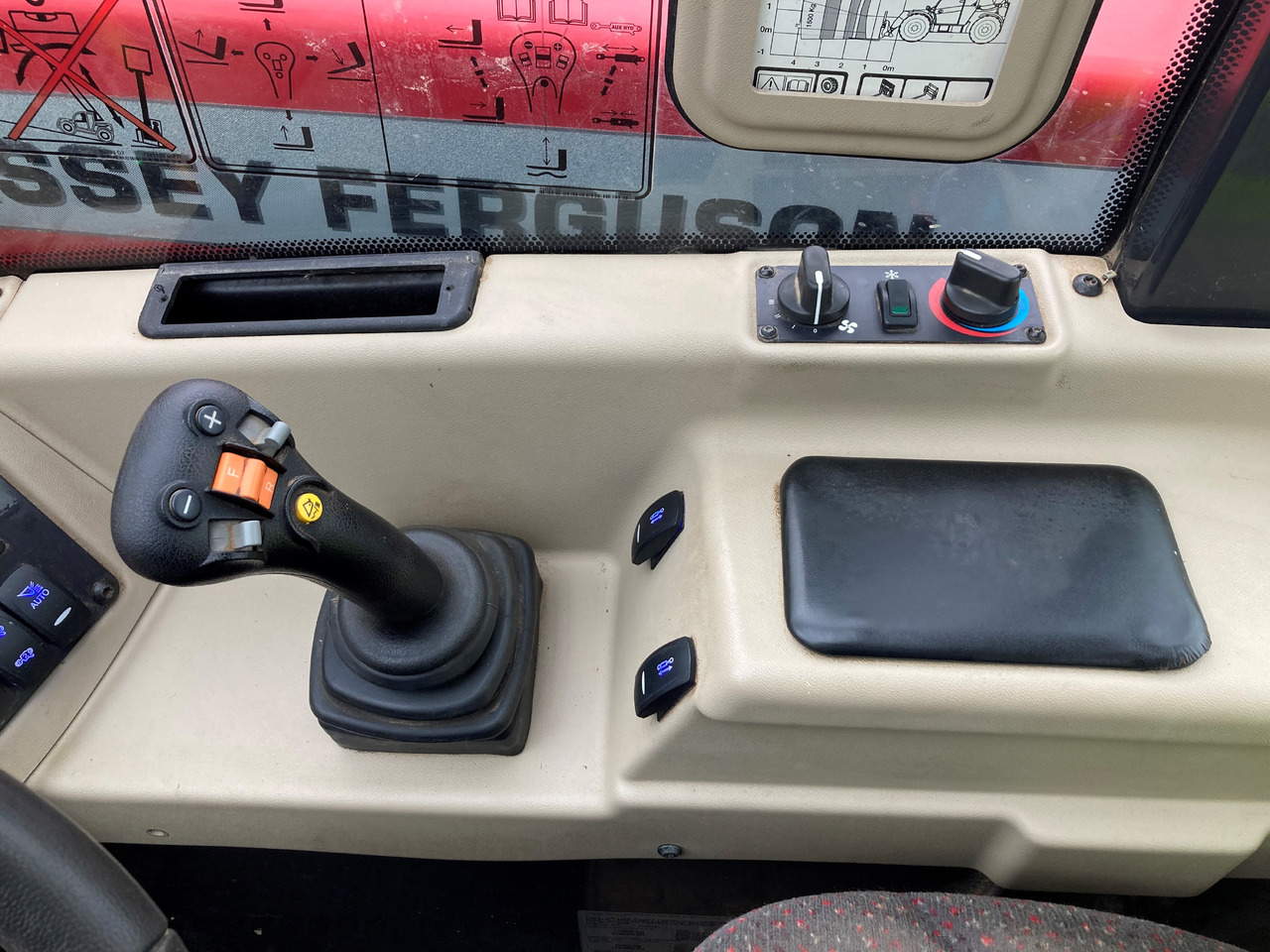 Massey Ferguson Telekoplader TH 7038 - Xe nhấc hình viễn vọng kính: hình 3 Massey Ferguson Telekoplader TH 7038 - Xe nhấc hình viễn vọng kính: hình 3