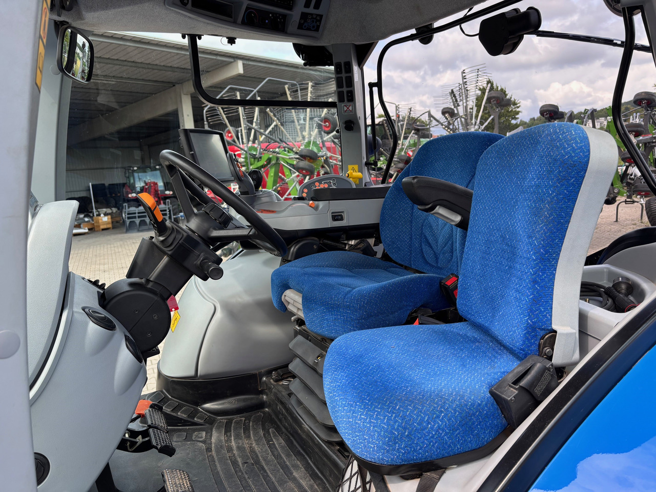 New Holland T6.140 Auto Command - Máy cày: hình 4 New Holland T6.140 Auto Command - Máy cày: hình 4