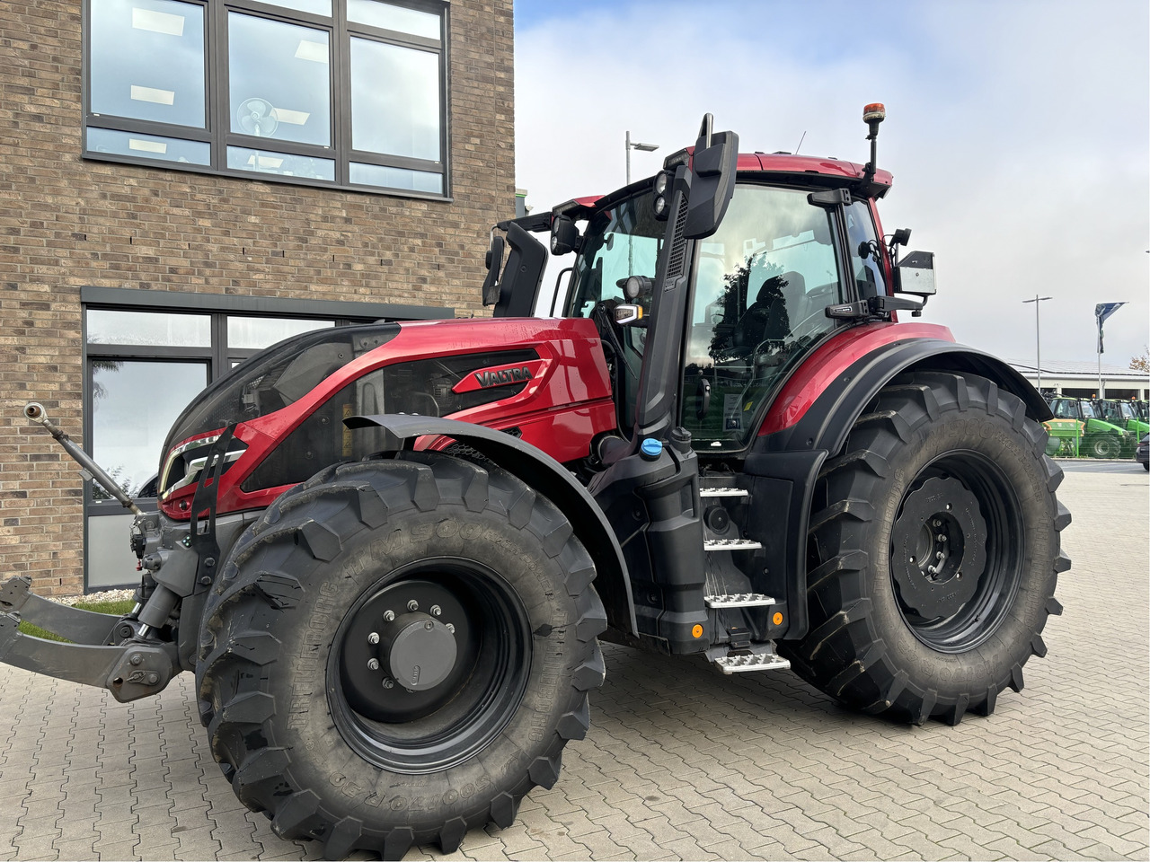 Valtra Q265 - Máy cày: hình 1 Valtra Q265 - Máy cày: hình 1