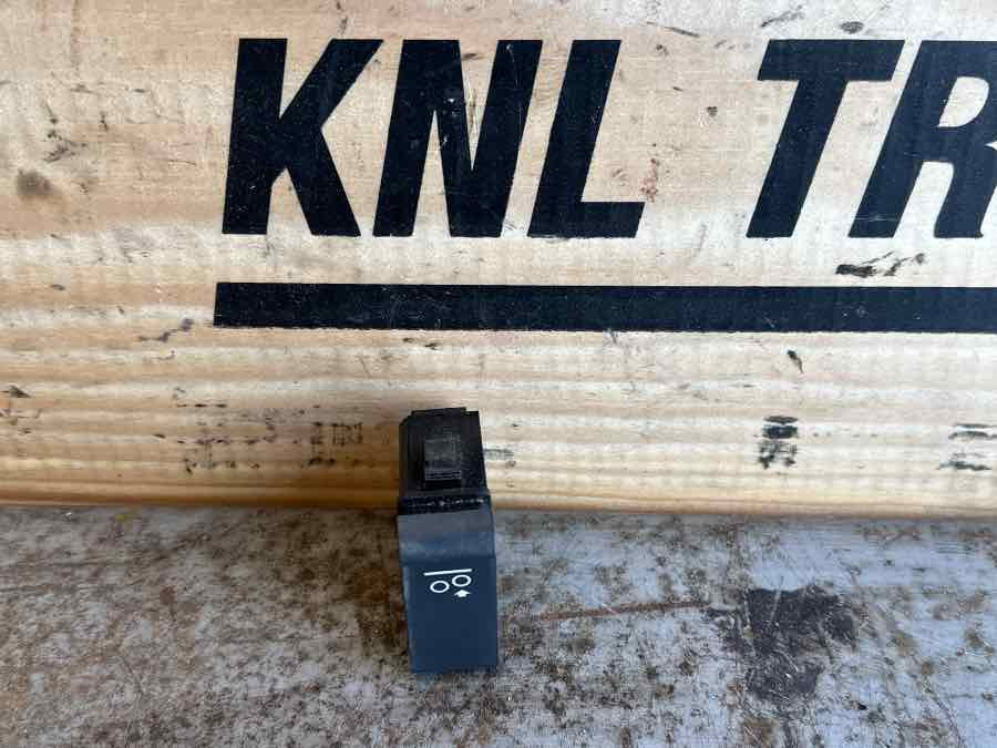 DAF SWITCH 2141417 - Linh kiện điện cho Xe tải: hình 1 DAF SWITCH 2141417 - Linh kiện điện cho Xe tải: hình 1