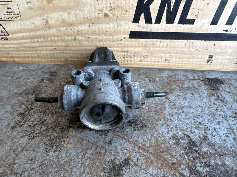 MAN 2,5 BAR VALVE 81.52101-6294 - Van phanh cho Xe tải: hình 2 MAN 2,5 BAR VALVE 81.52101-6294 - Van phanh cho Xe tải: hình 2