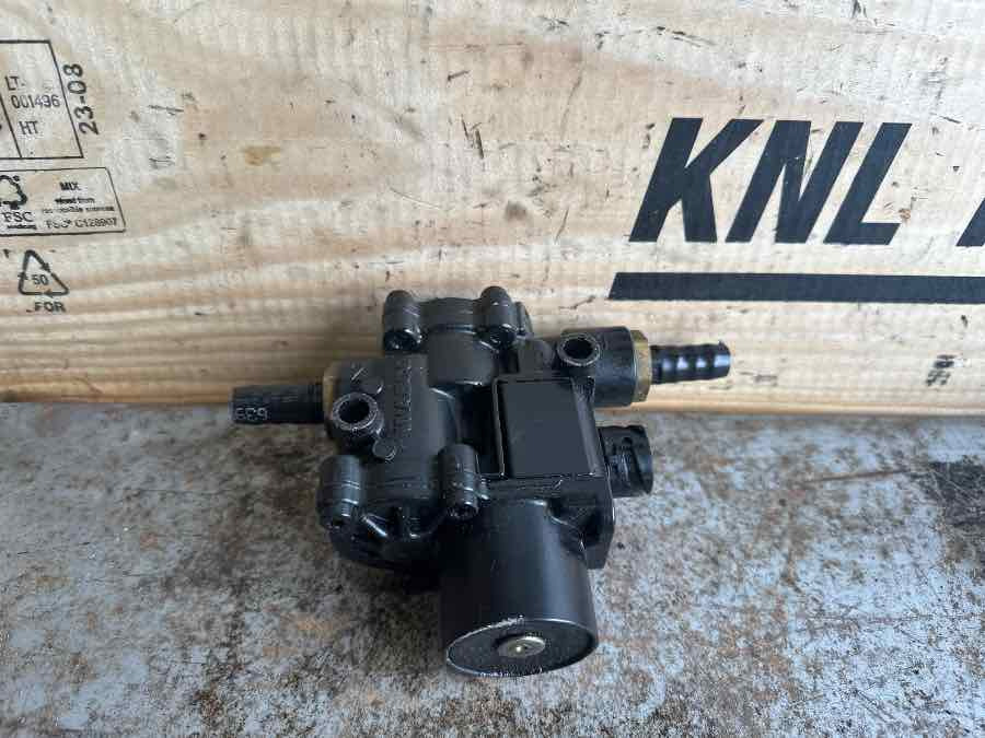 MAN AIR VALVE 81.52452-6038 - Van phanh cho Xe tải: hình 1 MAN AIR VALVE 81.52452-6038 - Van phanh cho Xe tải: hình 1