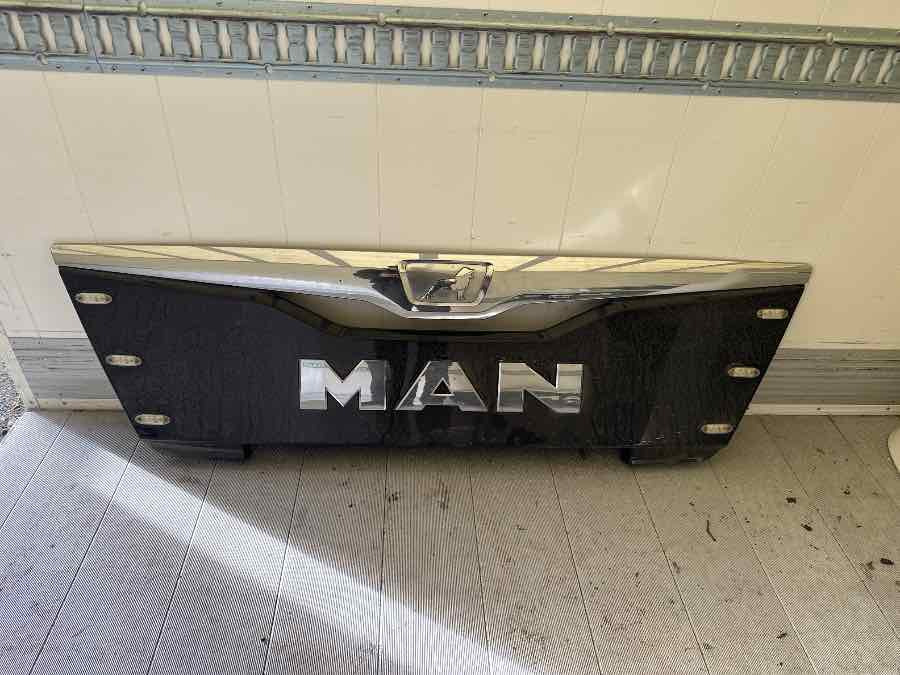 MAN MIDDEL FRONT PANEL 81.61150-6094 - Thân xe và ngoại thất cho Xe tải: hình 1 MAN MIDDEL FRONT PANEL 81.61150-6094 - Thân xe và ngoại thất cho Xe tải: hình 1