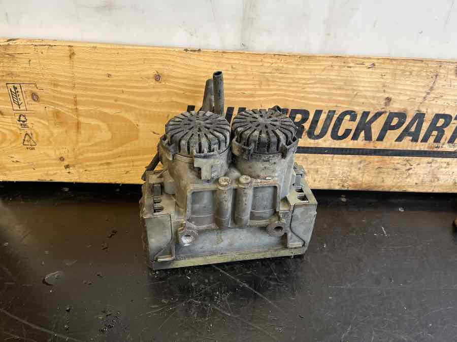 MAN VALVE 81.52106-6050 - Van phanh cho Xe tải: hình 1 MAN VALVE 81.52106-6050 - Van phanh cho Xe tải: hình 1