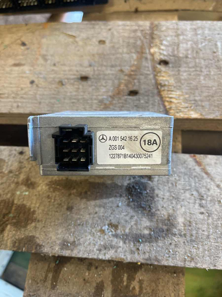 SETRA / MERCEDES VOLTAGE ECU A0015421625 - ECU cho Xe bus: hình 1 SETRA / MERCEDES VOLTAGE ECU A0015421625 - ECU cho Xe bus: hình 1