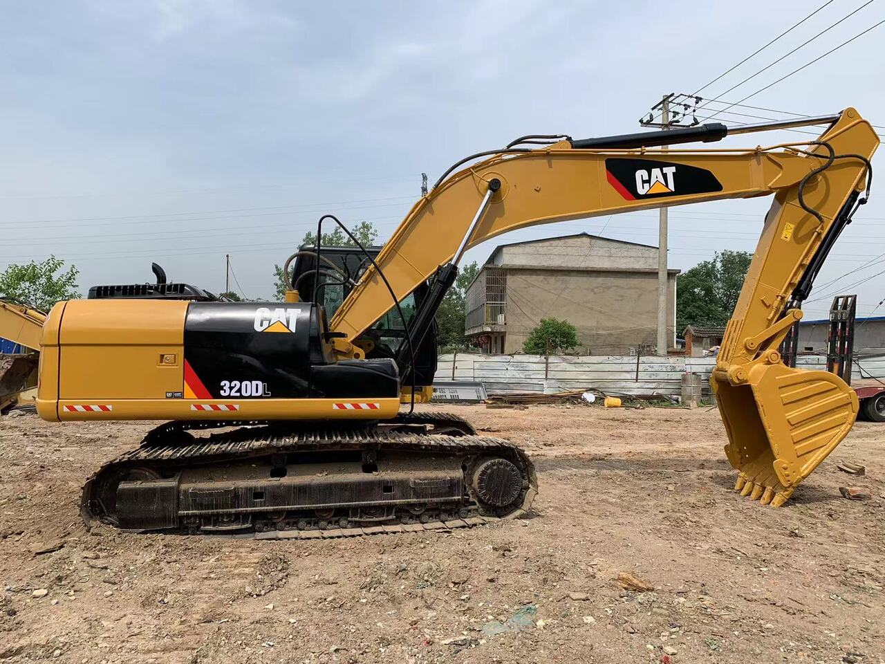 CATERPILLAR 320DL - Máy xúc bánh xích: hình 1 CATERPILLAR 320DL - Máy xúc bánh xích: hình 1