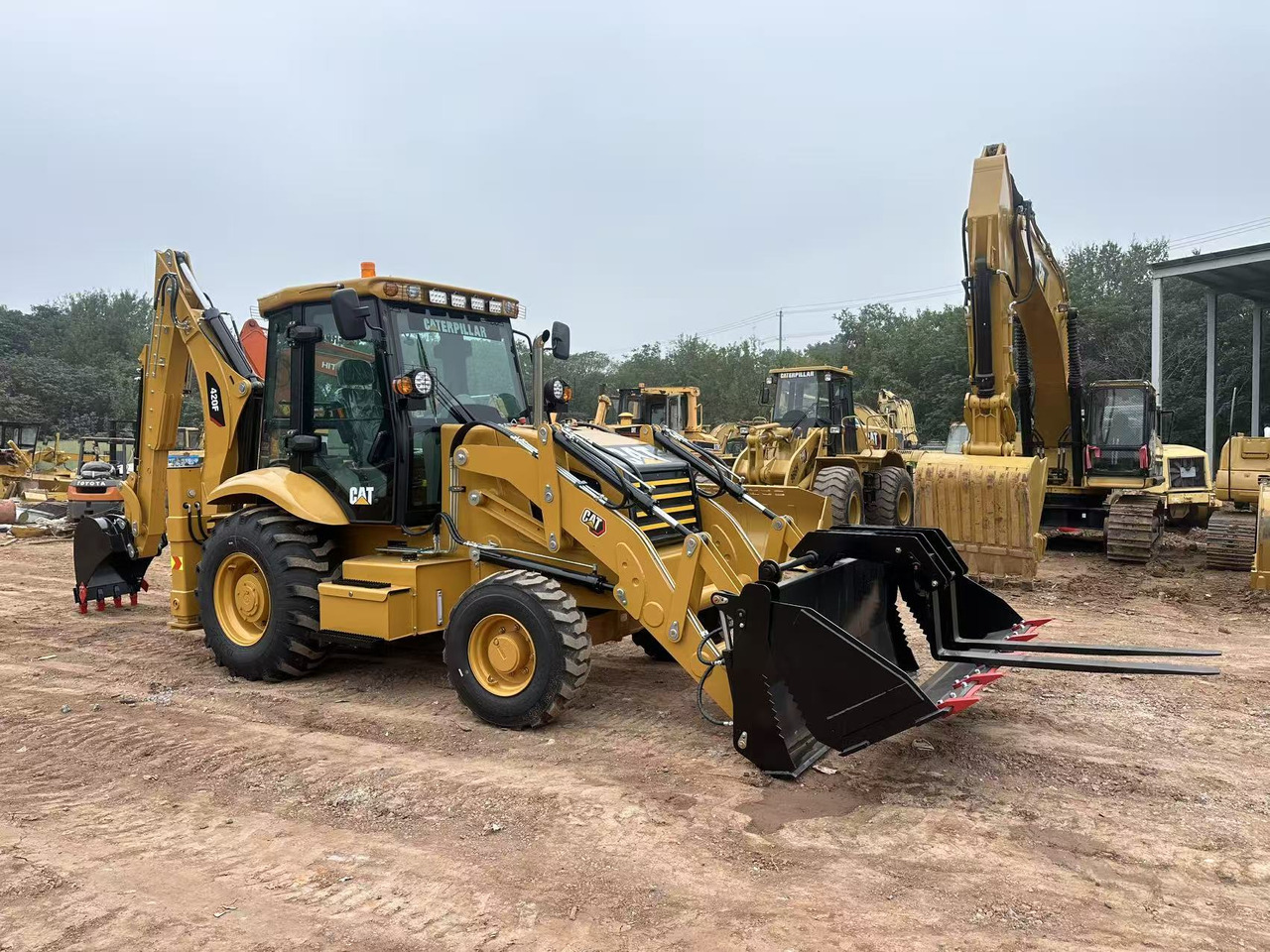 CATERPILLAR 420F2 - Máy xúc trước múc sau: hình 1 CATERPILLAR 420F2 - Máy xúc trước múc sau: hình 1
