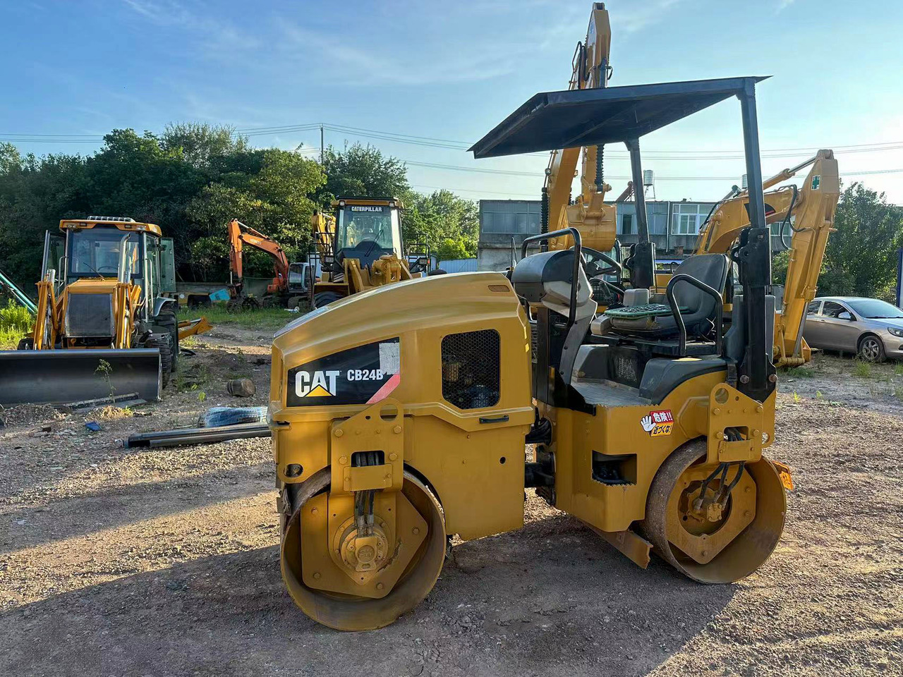 CATERPILLAR CB24B - Máy lăn: hình 3 CATERPILLAR CB24B - Máy lăn: hình 3