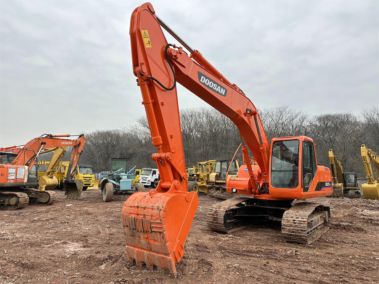 DOOSAN DH220 - Máy xúc bánh xích: hình 3 DOOSAN DH220 - Máy xúc bánh xích: hình 3