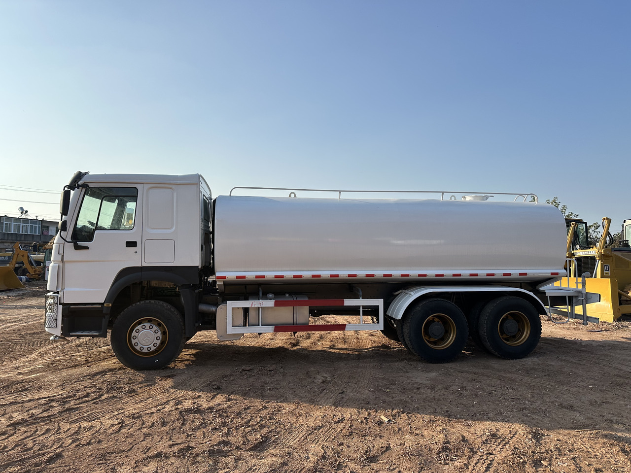 SINOTRUK HOWO 371 Water Tanker Truck - Xe bồn: hình 5 SINOTRUK HOWO 371 Water Tanker Truck - Xe bồn: hình 5