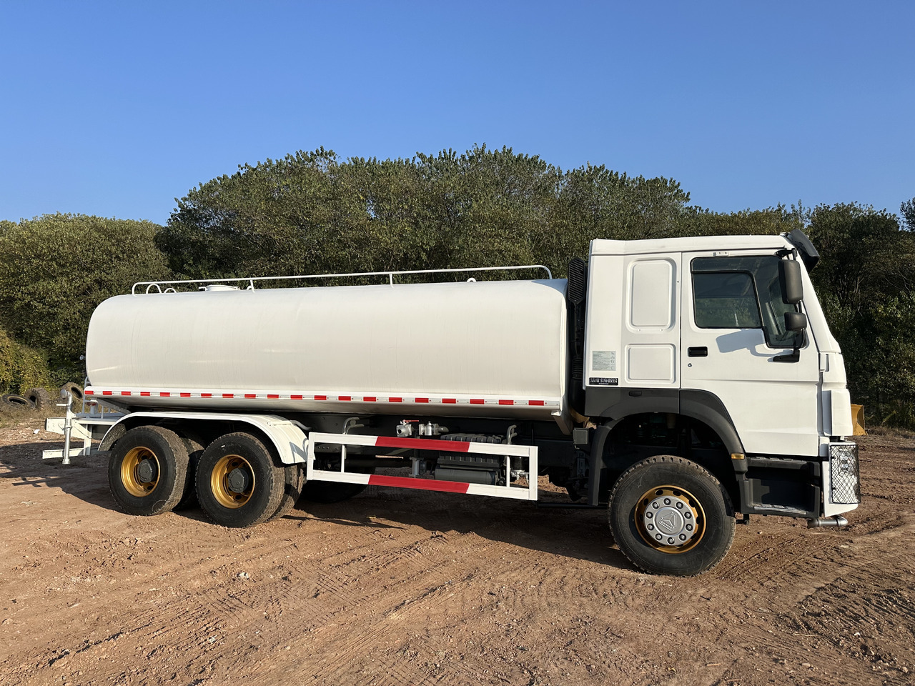 SINOTRUK HOWO 371 Water Tanker Truck - Xe bồn: hình 3 SINOTRUK HOWO 371 Water Tanker Truck - Xe bồn: hình 3