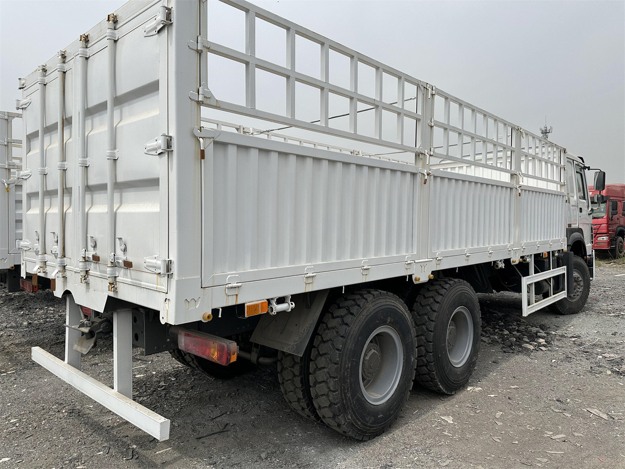 SINOTRUK HOWO 371hp fence truck - Xe tải chở gia súc: hình 5 SINOTRUK HOWO 371hp fence truck - Xe tải chở gia súc: hình 5
