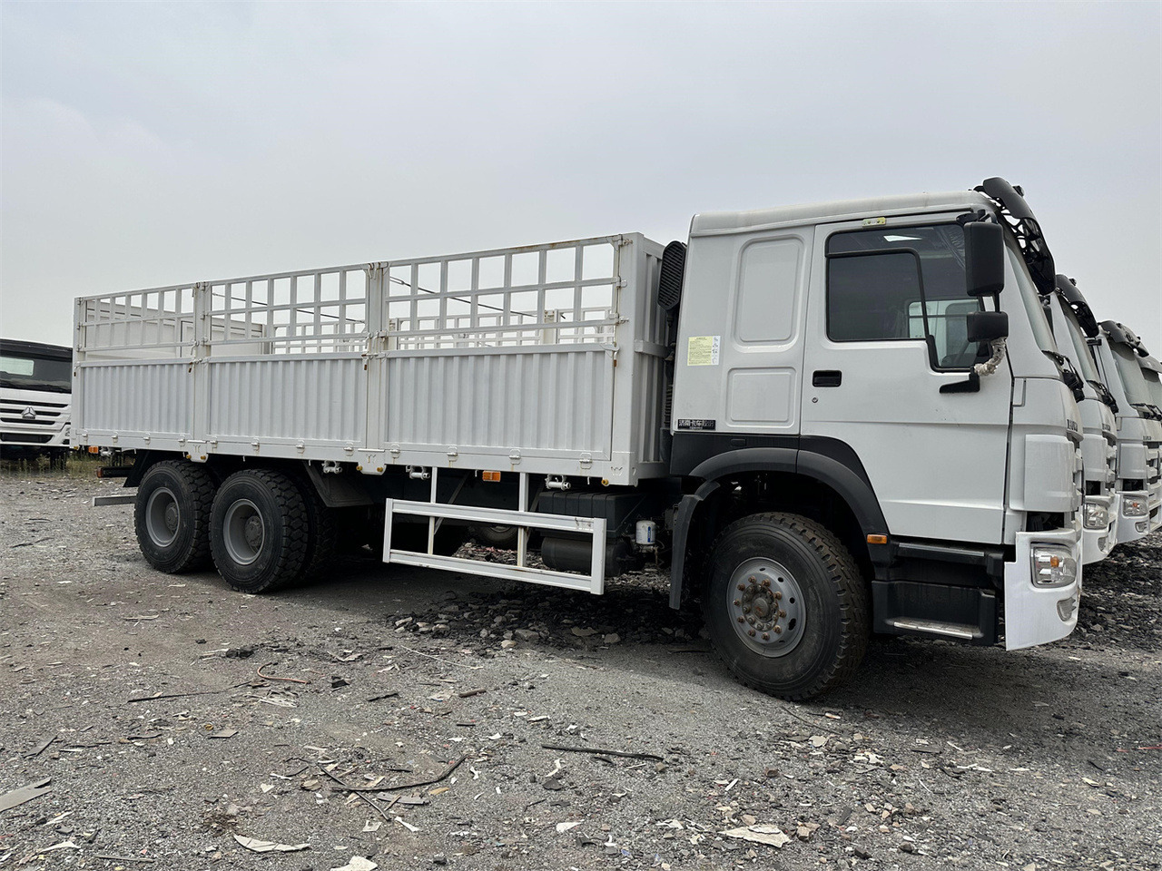 SINOTRUK HOWO 371hp fence truck - Xe tải chở gia súc: hình 2 SINOTRUK HOWO 371hp fence truck - Xe tải chở gia súc: hình 2