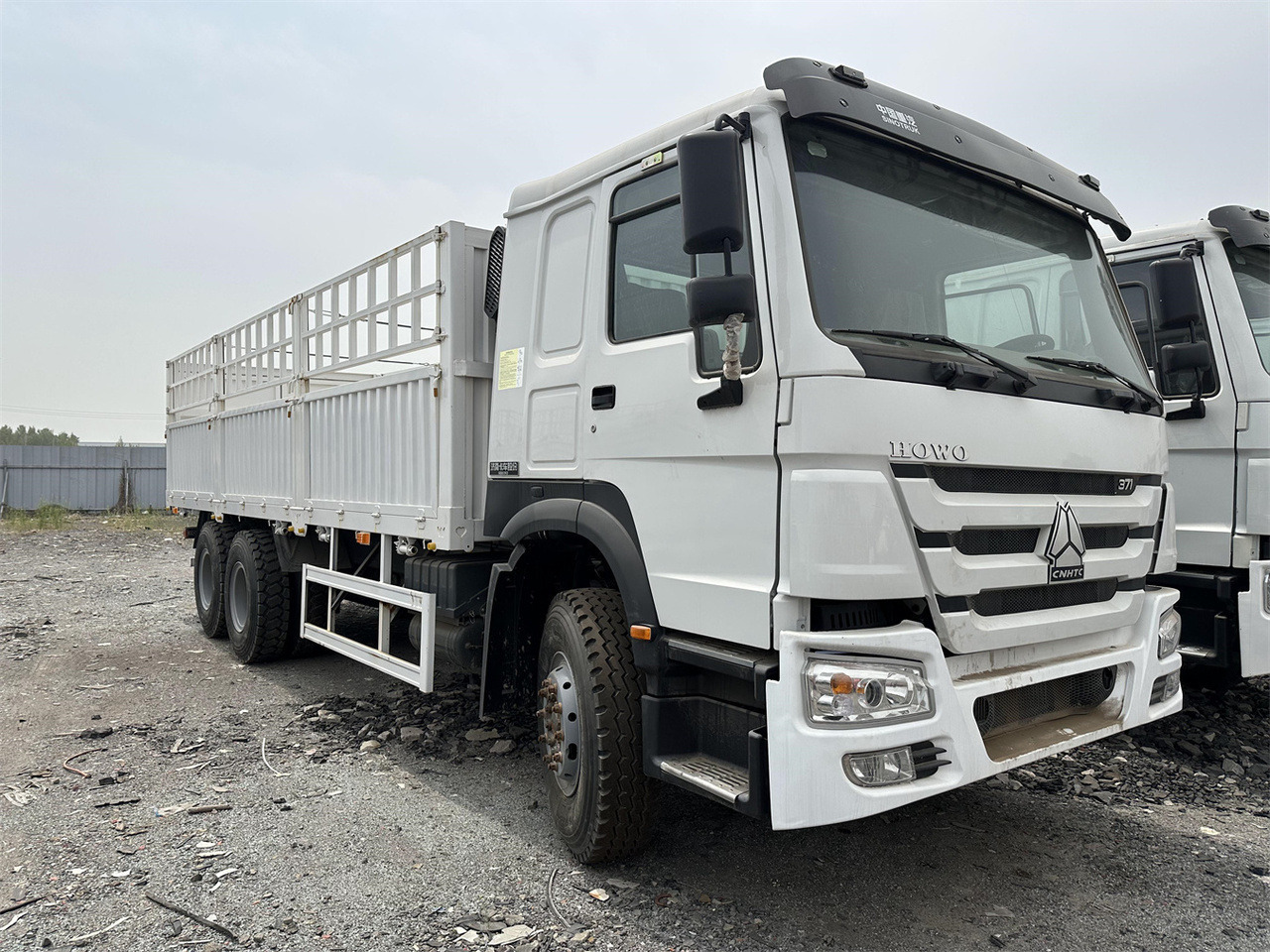 SINOTRUK HOWO 371hp fence truck - Xe tải chở gia súc: hình 1 SINOTRUK HOWO 371hp fence truck - Xe tải chở gia súc: hình 1