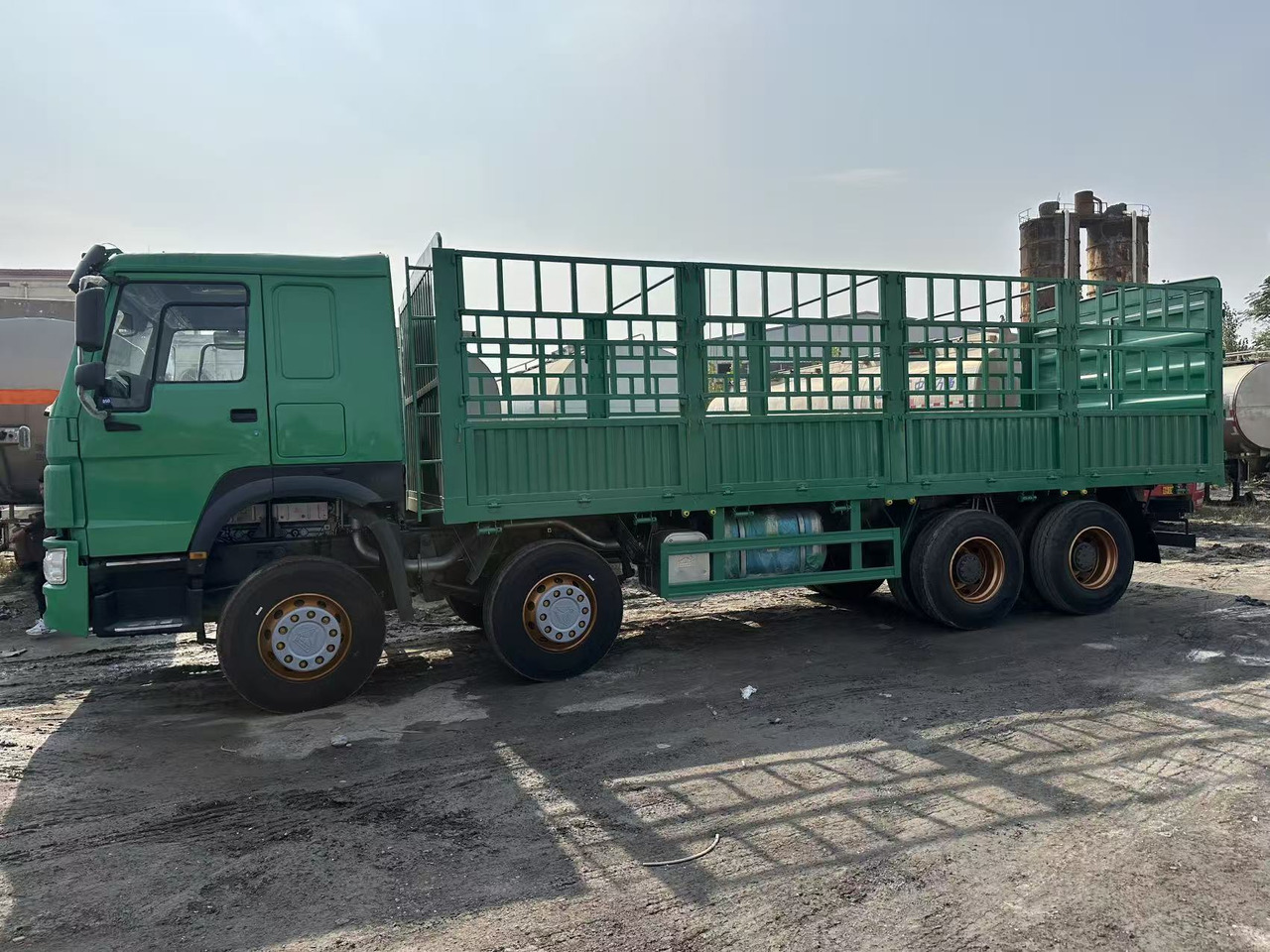 SINOTRUK HOWO 420hp 8x4 fence truck - Xe tải thùng lửng/ Phẳng: hình 3 SINOTRUK HOWO 420hp 8x4 fence truck - Xe tải thùng lửng/ Phẳng: hình 3