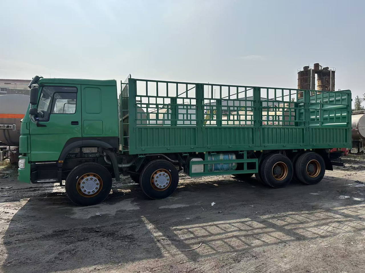 SINOTRUK HOWO 420hp 8x4 fence truck - Xe tải thùng lửng/ Phẳng: hình 3 SINOTRUK HOWO 420hp 8x4 fence truck - Xe tải thùng lửng/ Phẳng: hình 3
