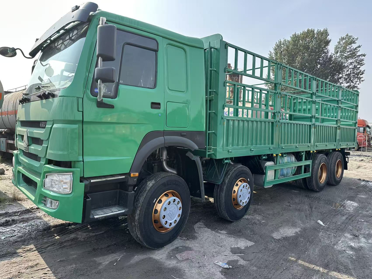 SINOTRUK HOWO 420hp 8x4 fence truck - Xe tải thùng lửng/ Phẳng: hình 1 SINOTRUK HOWO 420hp 8x4 fence truck - Xe tải thùng lửng/ Phẳng: hình 1