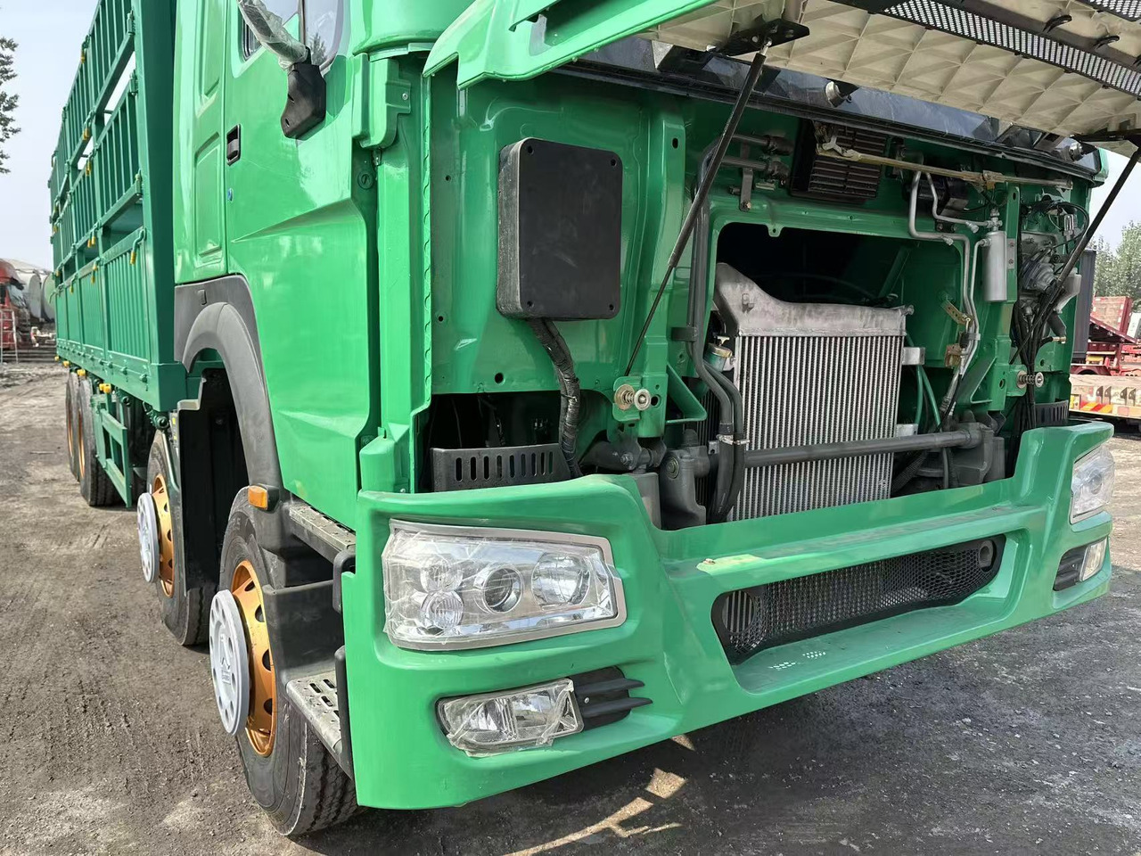 Xe tải thùng lửng/ Phẳng để vận chuyển vật liệu cồng kềnh SINOTRUK HOWO 420hp 8x4 fence truck: hình 8 Xe tải thùng lửng/ Phẳng để vận chuyển vật liệu cồng kềnh SINOTRUK HOWO 420hp 8x4 fence truck: hình 8