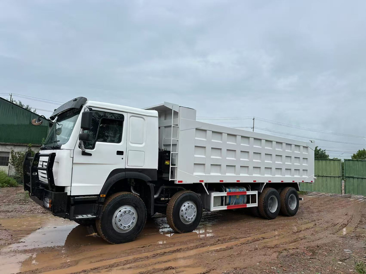 Sinotruk HOWO 371hp 8x4 tipper truck - Xe ben: hình 4 Sinotruk HOWO 371hp 8x4 tipper truck - Xe ben: hình 4