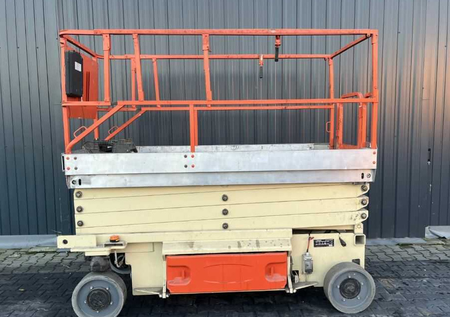 JLG 2646ES - Máy nâng người hình kéo: hình 2 JLG 2646ES - Máy nâng người hình kéo: hình 2