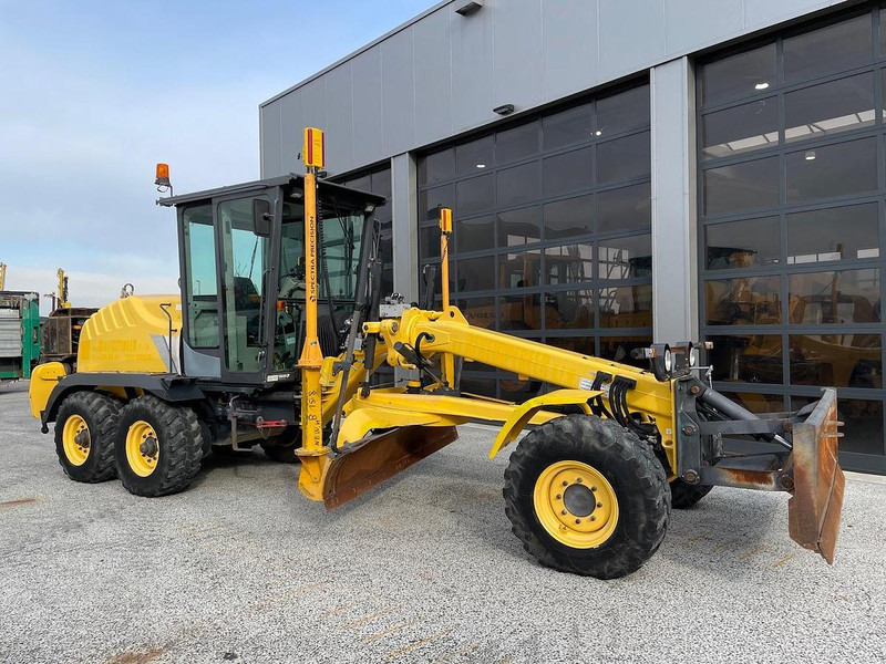 New Holland F106.6 - Máy san: hình 3 New Holland F106.6 - Máy san: hình 3