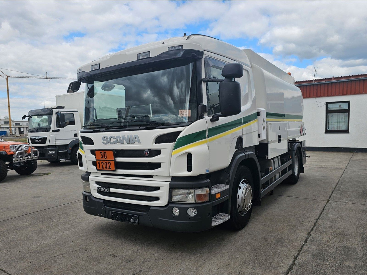 Scania P 360 * OBER/-UNTER * 3 KAMMER * BENZIN * - Xe bồn: hình 1 Scania P 360 * OBER/-UNTER * 3 KAMMER * BENZIN * - Xe bồn: hình 1