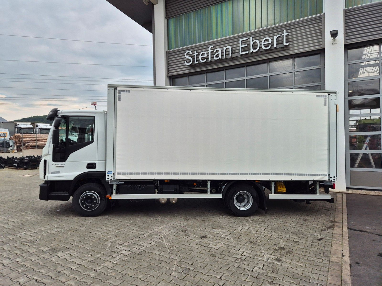 Iveco Eurocargo ML120EL25/P Böse Schiebeplanen LBW AHK - Xe tải đồ uống: hình 5 Iveco Eurocargo ML120EL25/P Böse Schiebeplanen LBW AHK - Xe tải đồ uống: hình 5