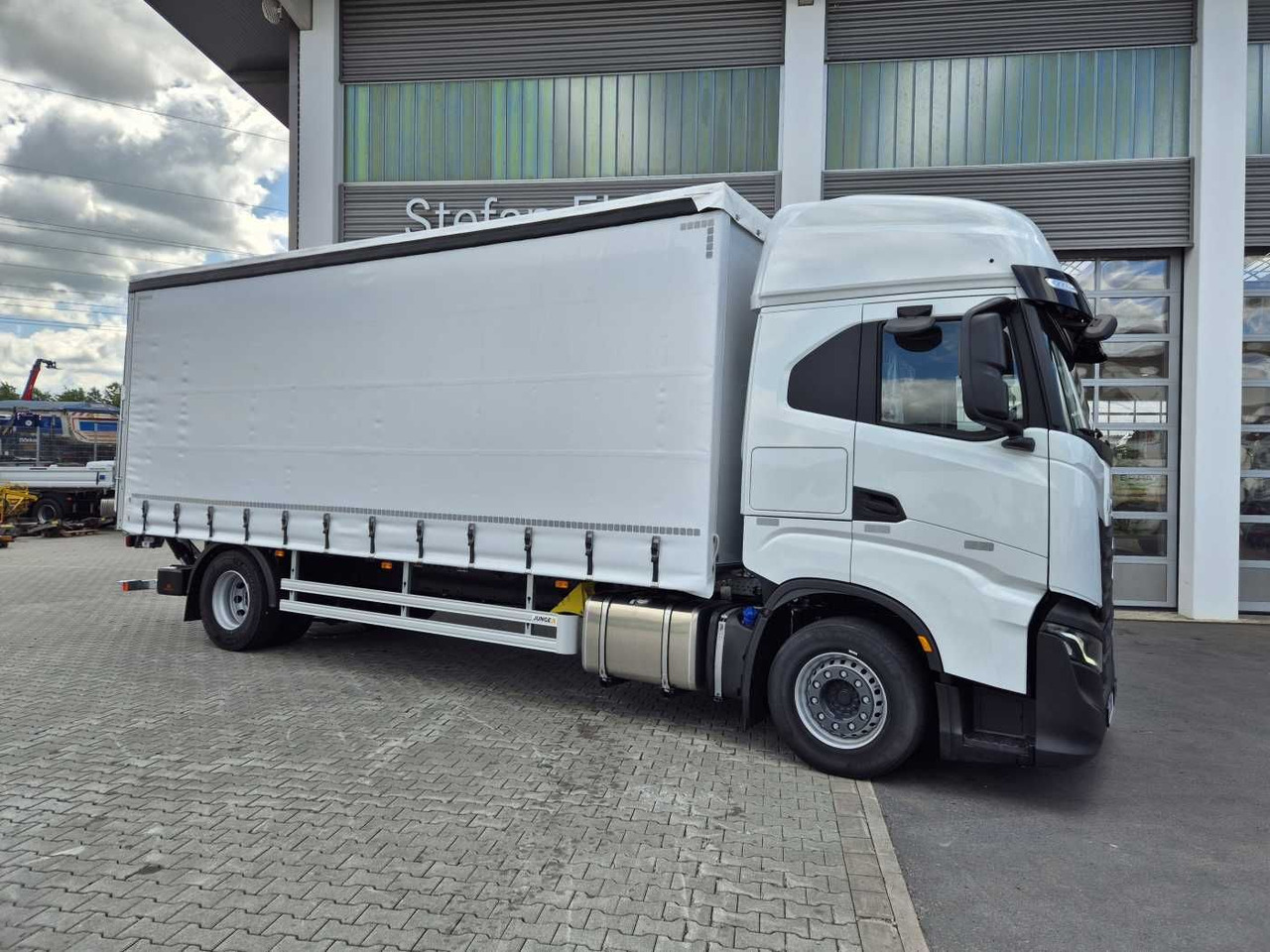 Iveco S-Way AS190S42/P Schiebeplanen LBW 2.000kg AHK - Xe tải thùng mui bạt: hình 2 Iveco S-Way AS190S42/P Schiebeplanen LBW 2.000kg AHK - Xe tải thùng mui bạt: hình 2