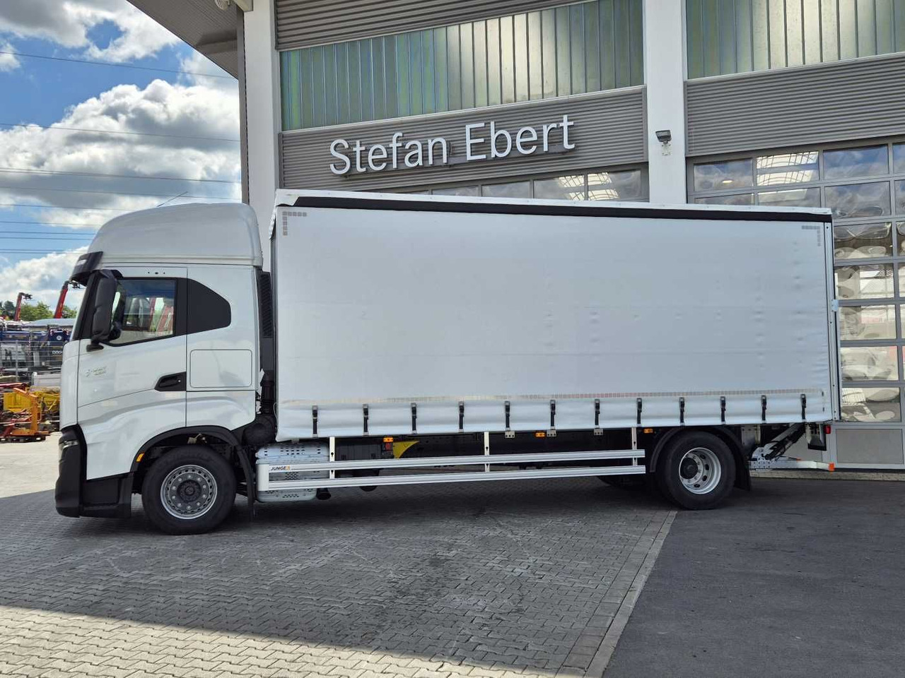 Iveco S-Way AS190S42/P Schiebeplanen LBW 2.000kg AHK - Xe tải thùng mui bạt: hình 3 Iveco S-Way AS190S42/P Schiebeplanen LBW 2.000kg AHK - Xe tải thùng mui bạt: hình 3