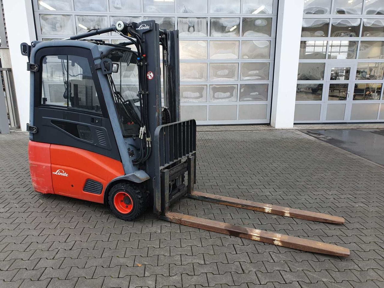 Linde E18 - 01 / Triplex: 4.50m! / SS / nur 5.672h! - Xe nâng điện: hình 2 Linde E18 - 01 / Triplex: 4.50m! / SS / nur 5.672h! - Xe nâng điện: hình 2