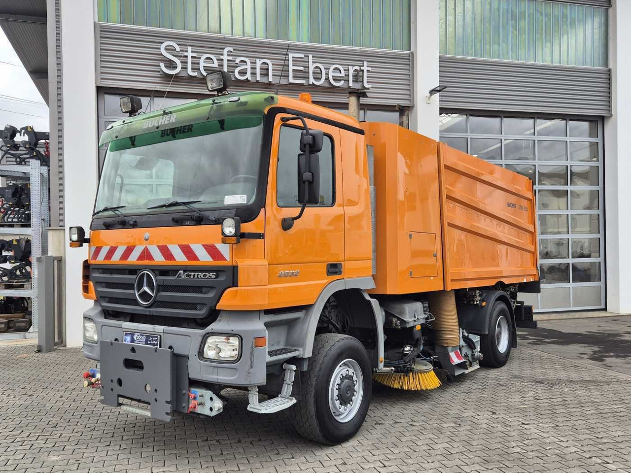 Mercedes-Benz Actros 2032 A 4x4 Bucher STKF 9500 Airport 30x - Xe quét đường: hình 1 Mercedes-Benz Actros 2032 A 4x4 Bucher STKF 9500 Airport 30x - Xe quét đường: hình 1