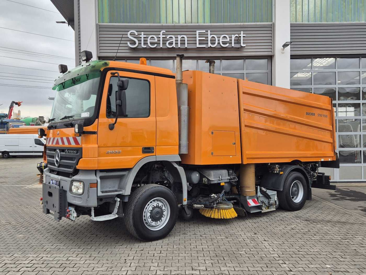 Mercedes-Benz Actros 2032 A 4x4 Bucher STKF 9500 Airport 30x - Xe quét đường: hình 3 Mercedes-Benz Actros 2032 A 4x4 Bucher STKF 9500 Airport 30x - Xe quét đường: hình 3