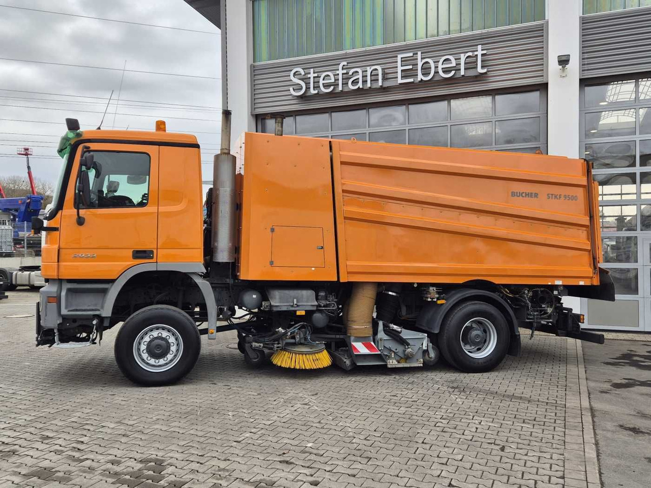 Mercedes-Benz Actros 2032 A 4x4 Bucher STKF 9500 Airport 30x - Xe quét đường: hình 5 Mercedes-Benz Actros 2032 A 4x4 Bucher STKF 9500 Airport 30x - Xe quét đường: hình 5