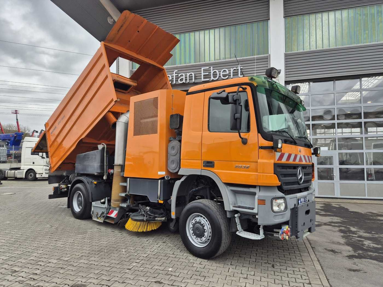 Mercedes-Benz Actros 2032 A 4x4 Bucher STKF 9500 Airport 30x - Xe quét đường: hình 2 Mercedes-Benz Actros 2032 A 4x4 Bucher STKF 9500 Airport 30x - Xe quét đường: hình 2