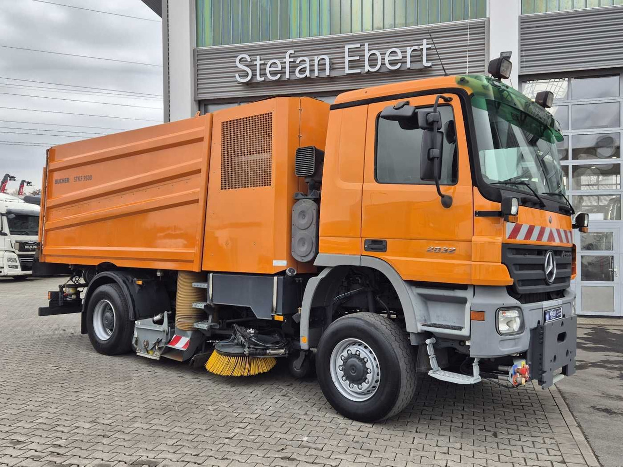 Mercedes-Benz Actros 2032 A 4x4 Bucher STKF 9500 Airport 30x - Xe quét đường: hình 4 Mercedes-Benz Actros 2032 A 4x4 Bucher STKF 9500 Airport 30x - Xe quét đường: hình 4