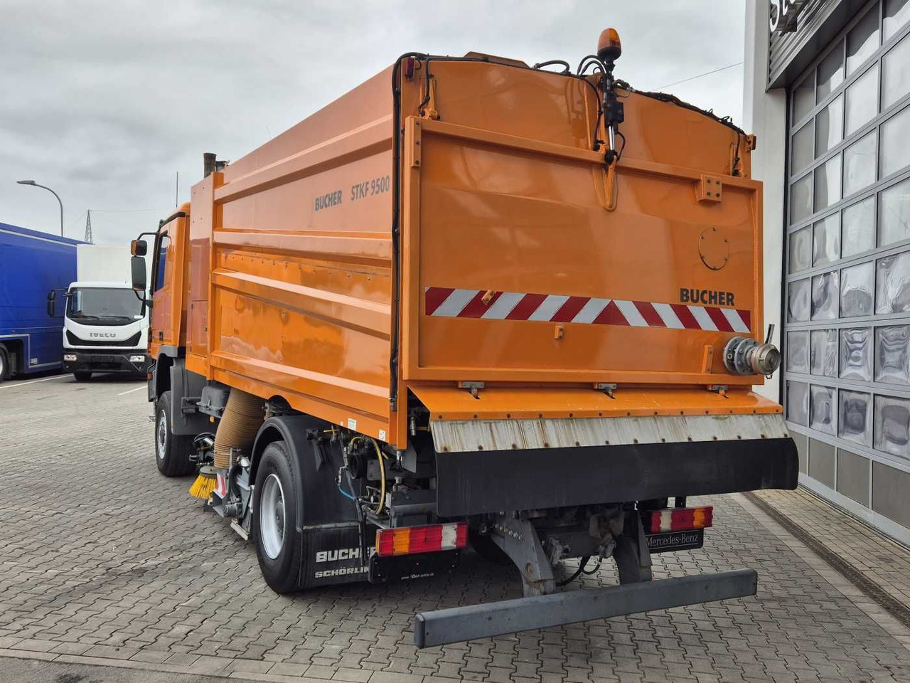 Xe quét đường Mercedes-Benz Actros 2032 A 4x4 Bucher STKF 9500 Airport 30x: hình 7