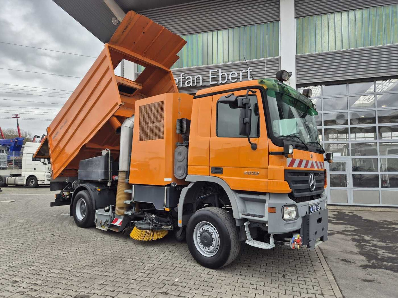 Mercedes-Benz Actros 2032 A 4x4 Bucher STKF 9500 Airport 30x - Xe quét đường: hình 2 Mercedes-Benz Actros 2032 A 4x4 Bucher STKF 9500 Airport 30x - Xe quét đường: hình 2
