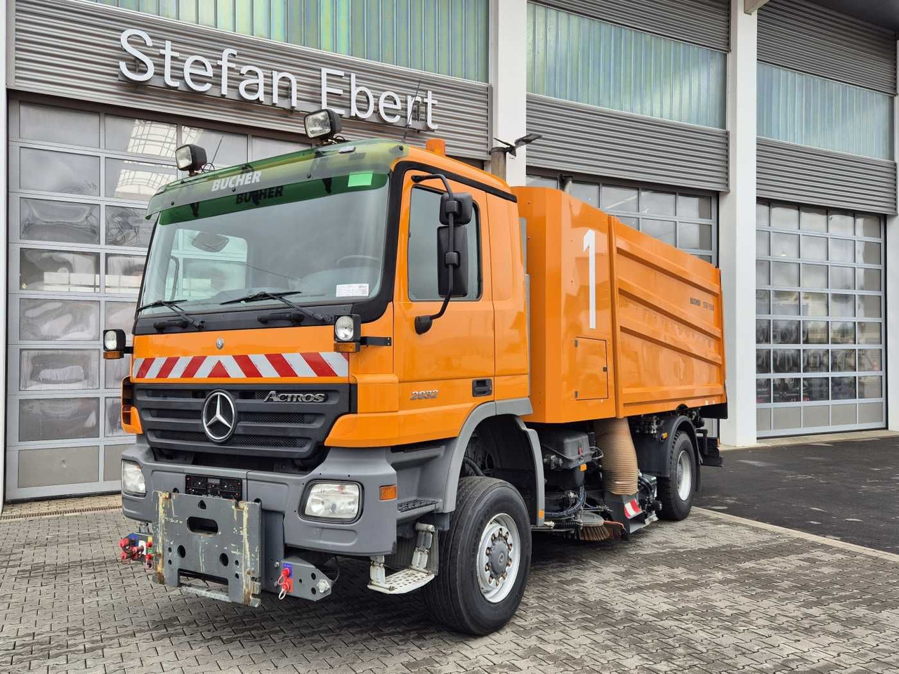 Mercedes-Benz Actros 2032 A 4x4 Bucher STKF 9500 Airport - Xe quét đường: hình 1 Mercedes-Benz Actros 2032 A 4x4 Bucher STKF 9500 Airport - Xe quét đường: hình 1